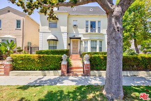 203 S Doheny Dr in Beverly Hills, CA - Building Photo