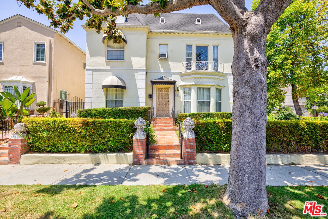 203 S Doheny Dr in Beverly Hills, CA - Building Photo