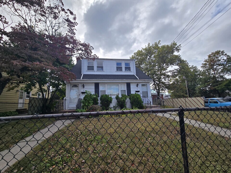 4 Kane Ave, Unit Apt B/second Floor in Hempstead, NY - Building Photo