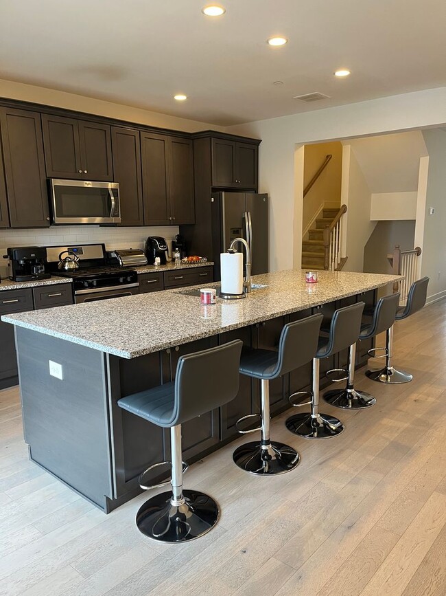 606 Lakeview Ct in King of Prussia, PA - Foto de edificio - Building Photo