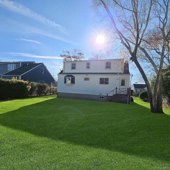 113 Yoakum Ave in Farmingdale, NY - Building Photo