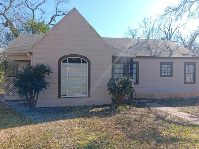 property at 103 E Robinson Pl