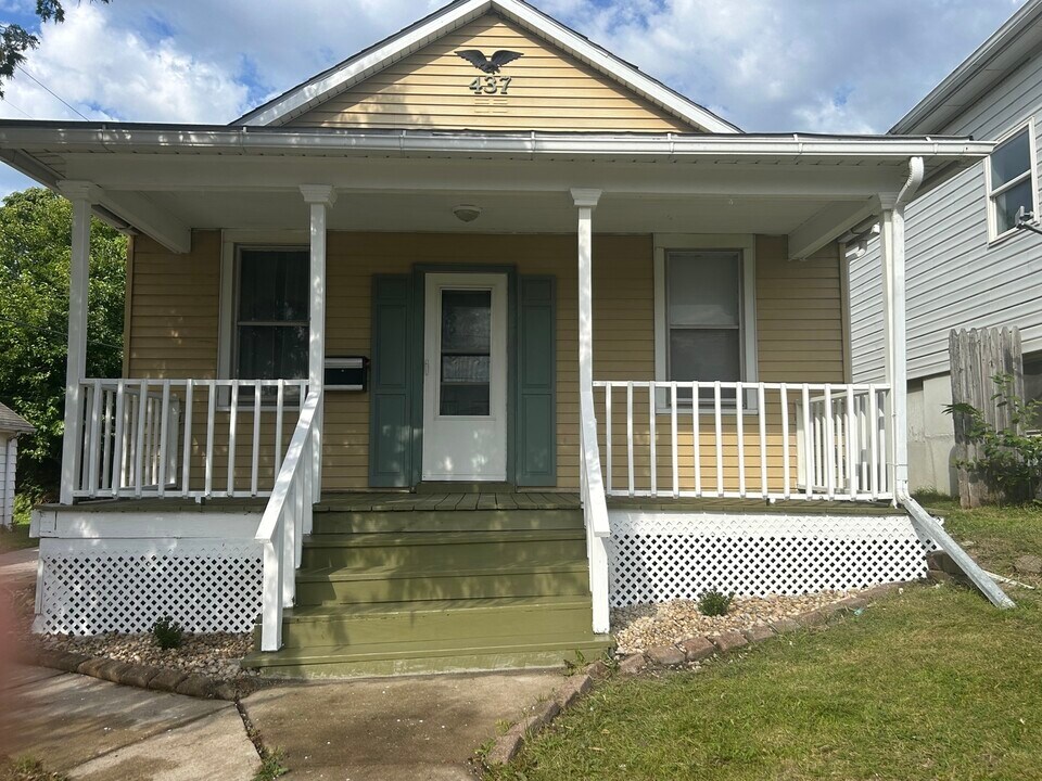 437 Sterling St in La Salle, IL - Foto de edificio