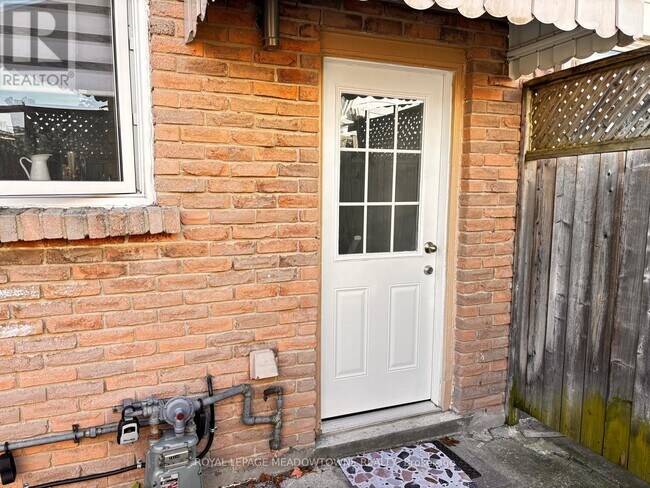 15 Lafayette Dr in St Catharines, ON - Building Photo - Building Photo