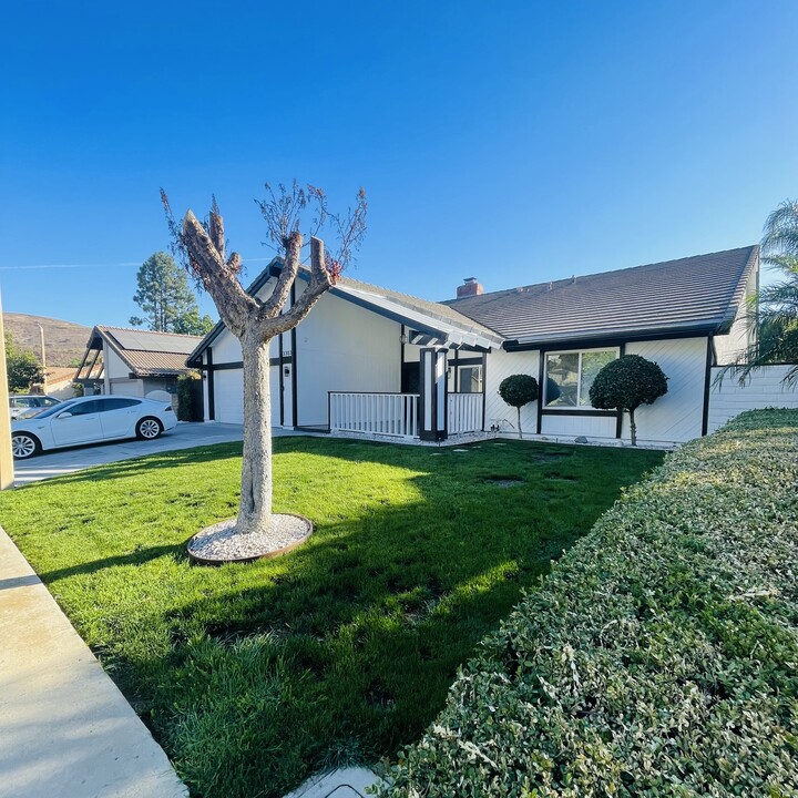 3303 Sawtooth Ct in Westlake Village, CA - Foto de edificio