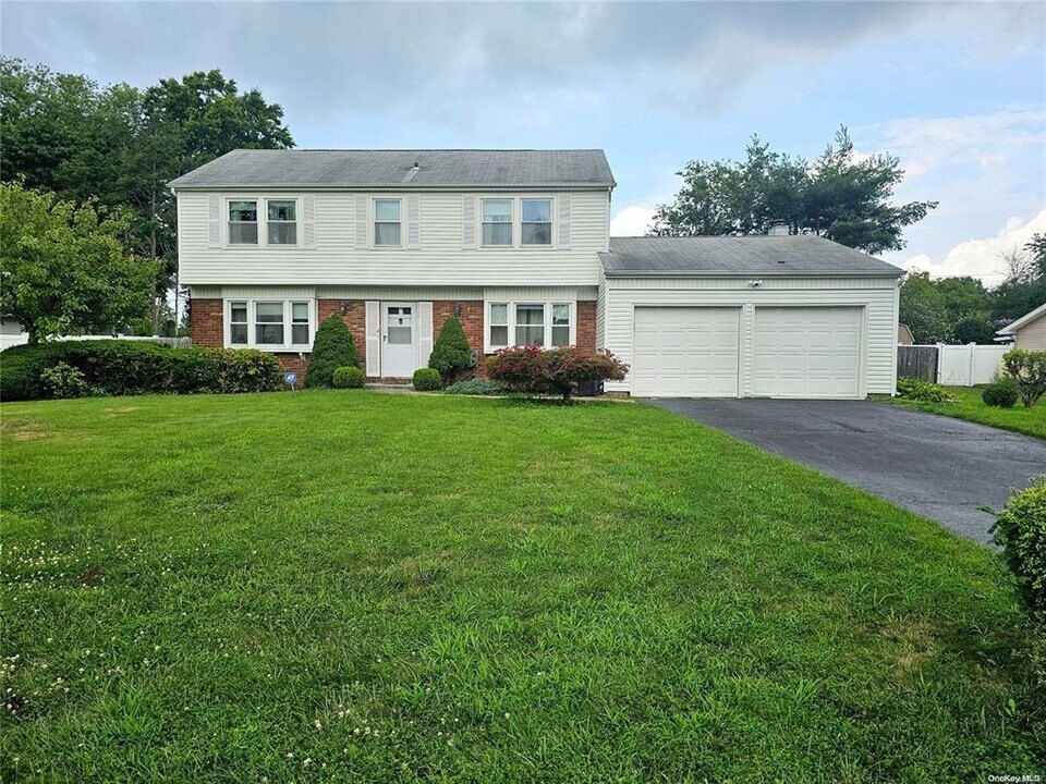 9 Maureen Ln in Stony Brook, NY - Building Photo