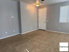 8018 S 70th Ln in Phoenix, AZ - Foto de edificio - Building Photo