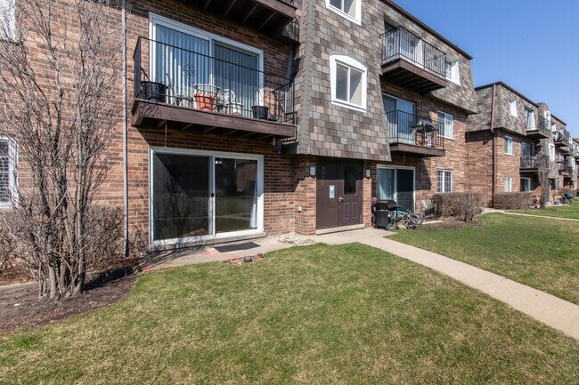 9379 Bay Colony Dr in Des Plaines, IL - Building Photo - Building Photo