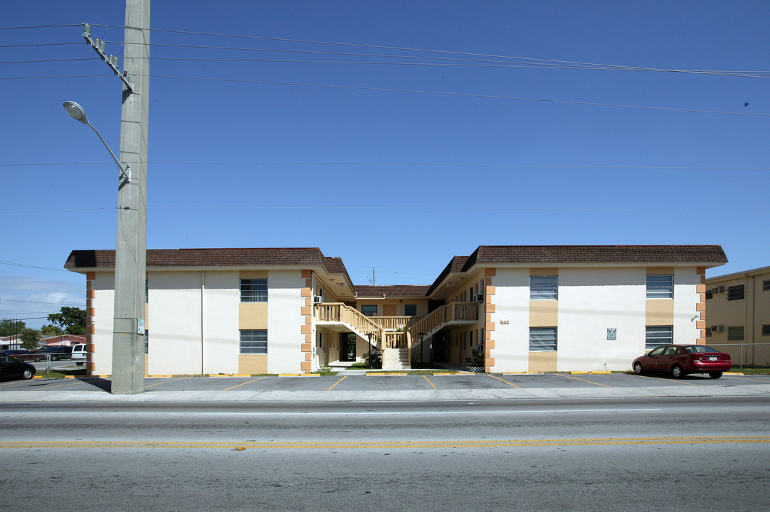 995 W 29th St in Hialeah, FL - Foto de edificio