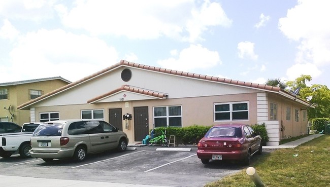 7521 NW 44th Ct in Coral Springs, FL - Building Photo - Building Photo