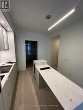 11-2311 Yorkville Ave in Toronto, ON - Building Photo - Building Photo