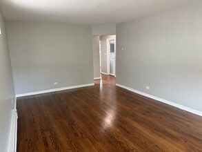 5837 W Addison St, Unit 2 in Chicago, IL - Foto de edificio - Building Photo