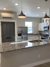460 N Elm St, Unit B in Siloam Springs, AR - Building Photo - Building Photo