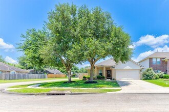 2920 Landing Edge Ln in Dickinson, TX - Building Photo - Building Photo
