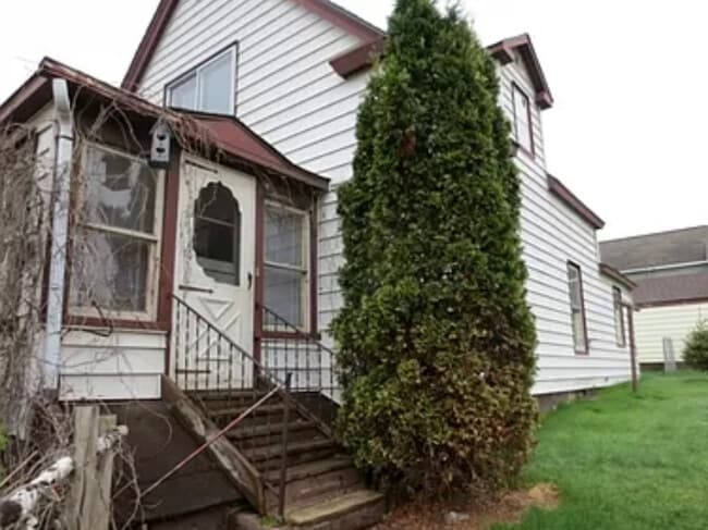 105 Hill St in Niagara, WI - Building Photo - Building Photo