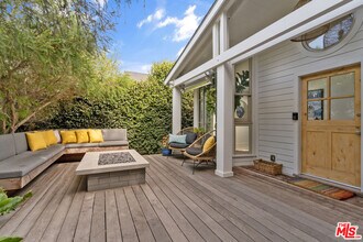 942 Superba Ave in Los Angeles, CA - Building Photo - Building Photo