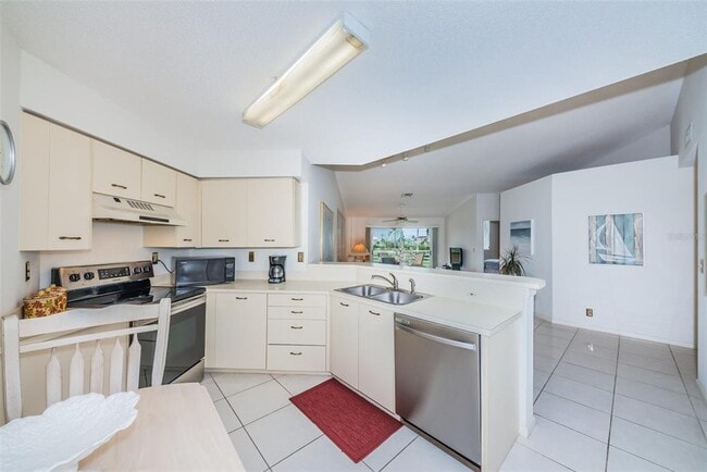 6151 Bahia Del Mar Blvd S in St. Petersburg, FL - Building Photo - Building Photo