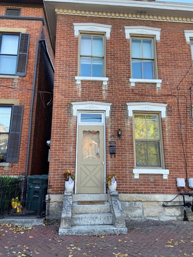 property at 611 S 3rd St