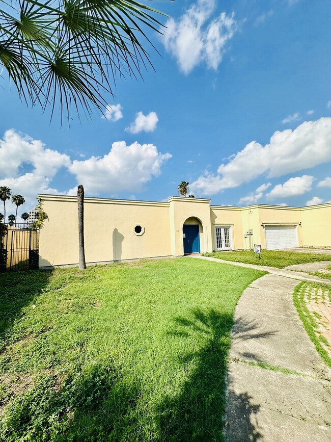 820 I-J Ave W in McAllen, TX - Foto de edificio - Building Photo