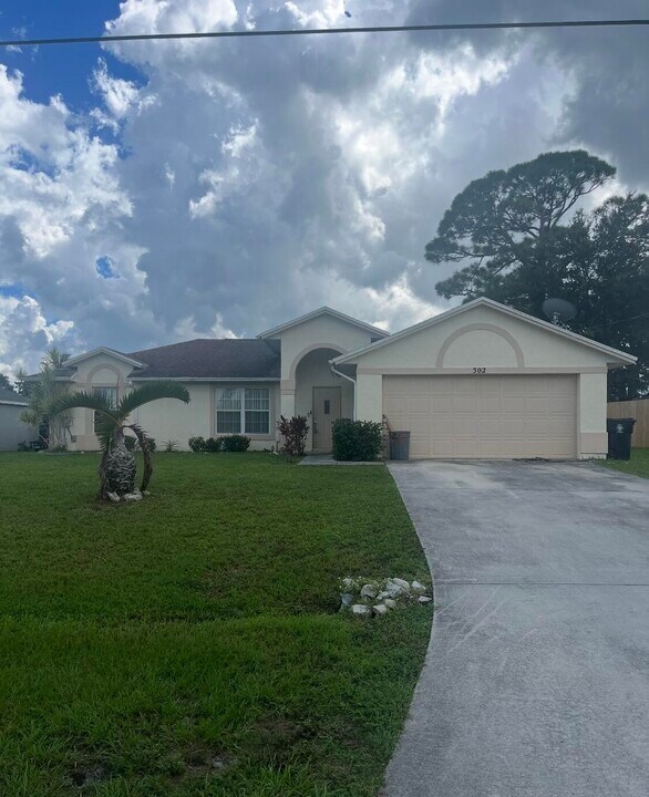 302 SW Carter Ave in Port St. Lucie, FL - Building Photo