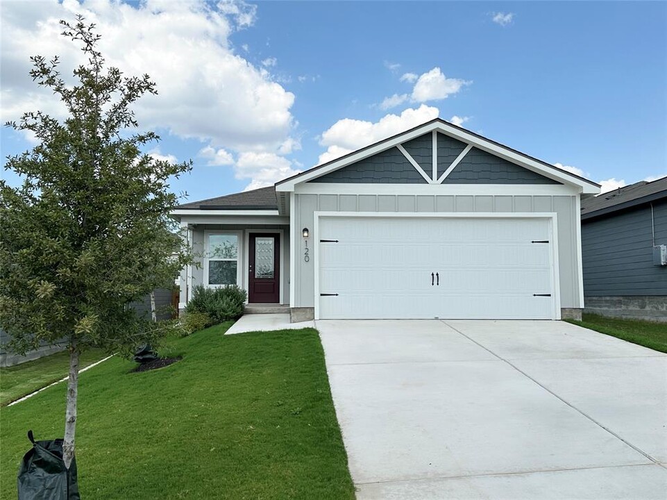 120 Morrison Dr in Jarrell, TX - Foto de edificio