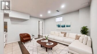 156 Townsgate Dr in Vaughan, ON - Building Photo