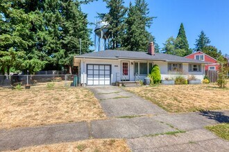 11807 SE Main St in Portland, OR - Building Photo - Building Photo