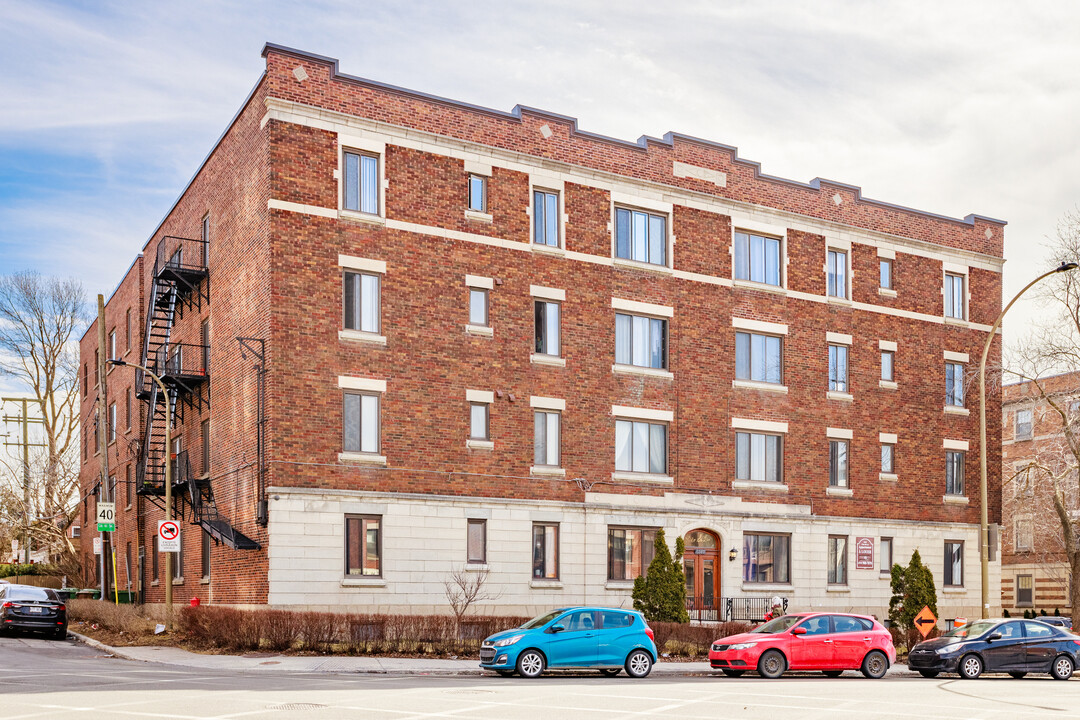 5360 De La Côte-Saint-Luc Ch in Montréal, QC - Building Photo