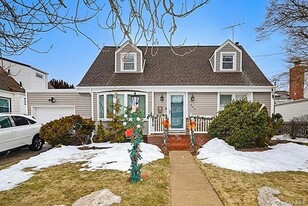 926 2nd Ave, Unit 2nd Floor in Franklin Square, NY - Building Photo