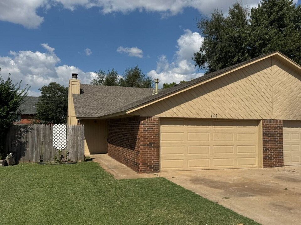 111 NE 21st St in Moore, OK - Building Photo