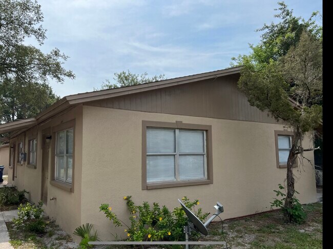 1604 2nd St NW in Winter Haven, FL - Foto de edificio - Building Photo