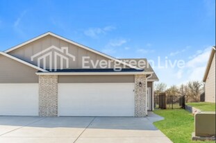 221 Northern Ct in Mulvane, KS - Building Photo