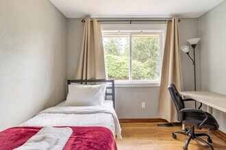 1803 N 200th St in Shoreline, WA - Foto de edificio - Building Photo