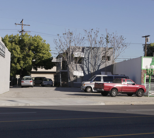 2213 W Olive Ave in Burbank, CA - Foto de edificio - Building Photo