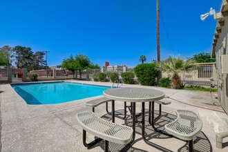 Living Desert Apartments in Las Vegas, NV - Building Photo - Building Photo