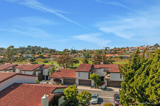 1047 Santa Helena Park Ct in Solana Beach, CA - Foto de edificio - Building Photo