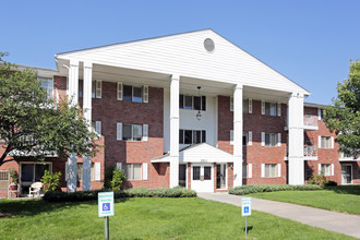 COLONIAL HEIGHTS in Lincoln, NE - Foto de edificio - Building Photo