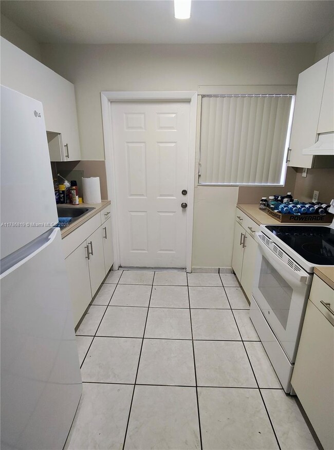 3671 SW 24th St in Miami, FL - Building Photo - Building Photo