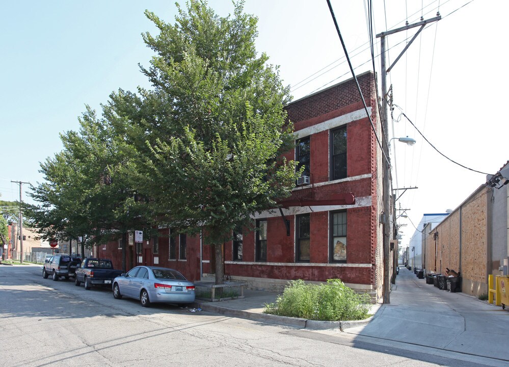 2065 W Coulter St in Chicago, IL - Building Photo