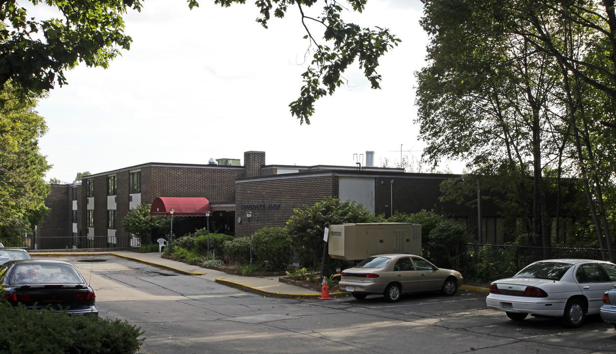 Independence Manor in Braintree, MA - Building Photo