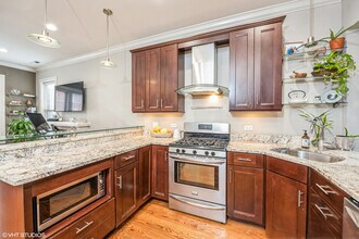 2430 N Geneva Terrace in Chicago, IL - Building Photo - Building Photo