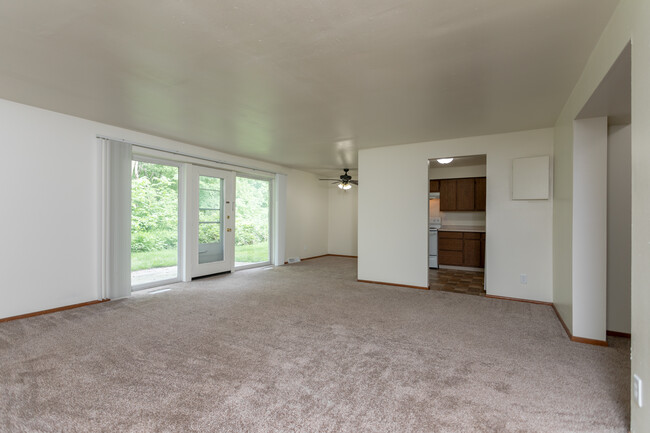 Surrey Ridge Apartments in Janesville, WI - Building Photo - Interior Photo