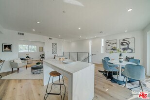 739 Mariposa Ave in Los Angeles, CA - Building Photo