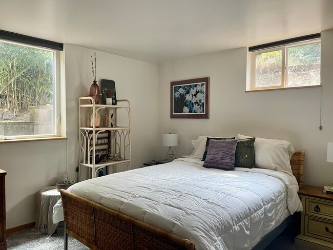 9305 SW View Point Ter in Portland, OR - Building Photo - Building Photo