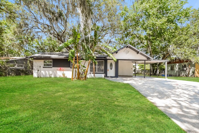 1612 Hampton Rd in Leesburg, FL - Building Photo