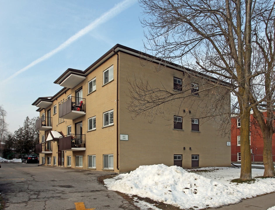 200 Park Rd N in Oshawa, ON - Building Photo