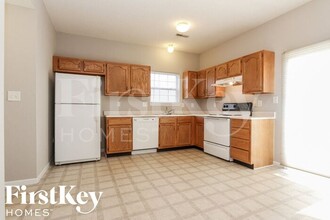 8120 Whitham Dr in Indianapolis, IN - Foto de edificio - Building Photo