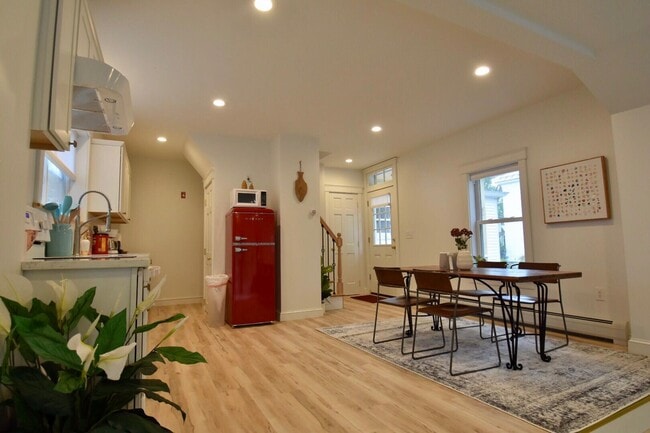 35 Cumberland St, Unit 3 in Brunswick, ME - Foto de edificio - Building Photo