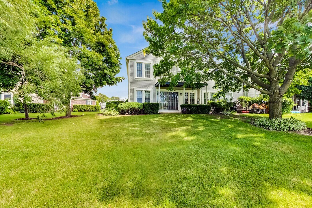 1808 Vermont Dr, Unit Vermont in Elk Grove Village, IL - Building Photo