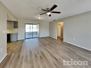 2001 Deborah Dr in Spring Hill, FL - Foto de edificio - Building Photo